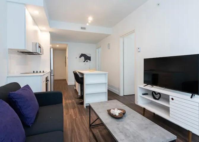 Tour Des Canadien Apartment